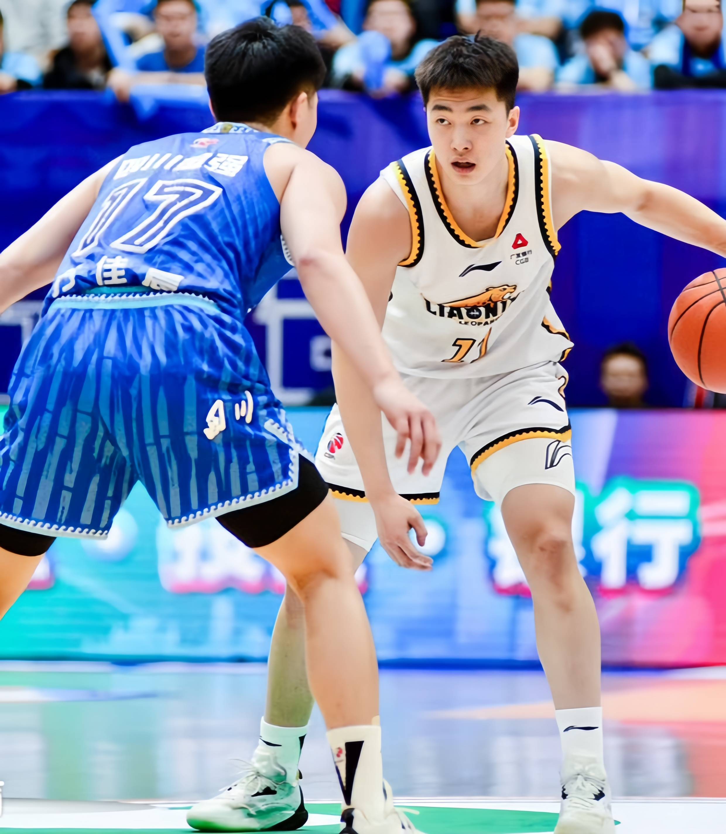 训练课后日本国家队调整名单以备CBA季后赛，防线松动环节打磨，气氛紧张，年轻球员获得机会的简单介绍